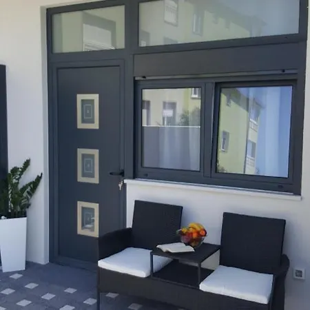 Grey House Apartment *